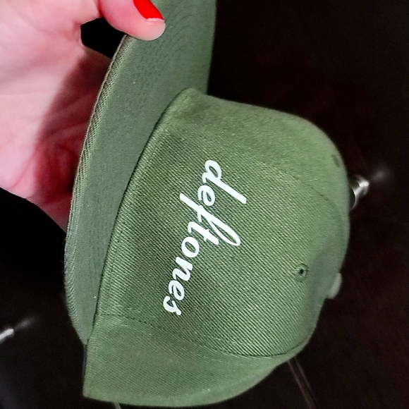 1 genuine Volcom and 1 deftones Snapback hat. - Picture 6 of 6